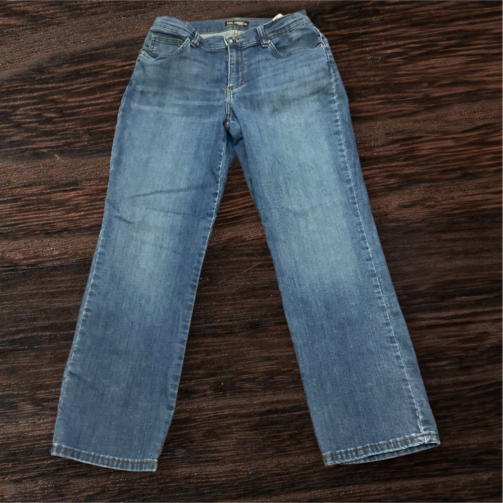 Lee Relaxed Fit Straight Leg Mid Rise Jeans Medium Wash Blue Denim size 8 short